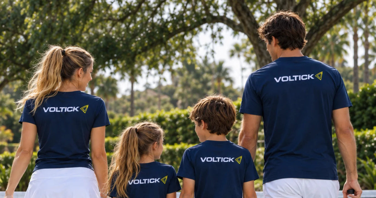 Famille portant des tee-shirts Voltick devant un terrain de pickleball