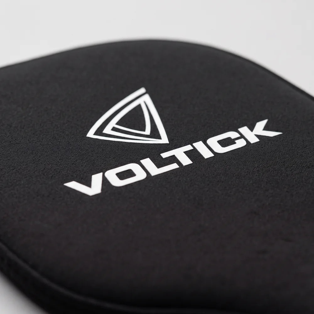 Housse de raquette de pickleball Voltick — détail du logo