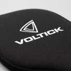 Housse de raquette de pickleball Voltick — détail du logo