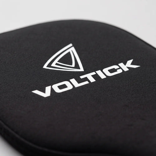 Housse de raquette de pickleball Voltick — détail du logo