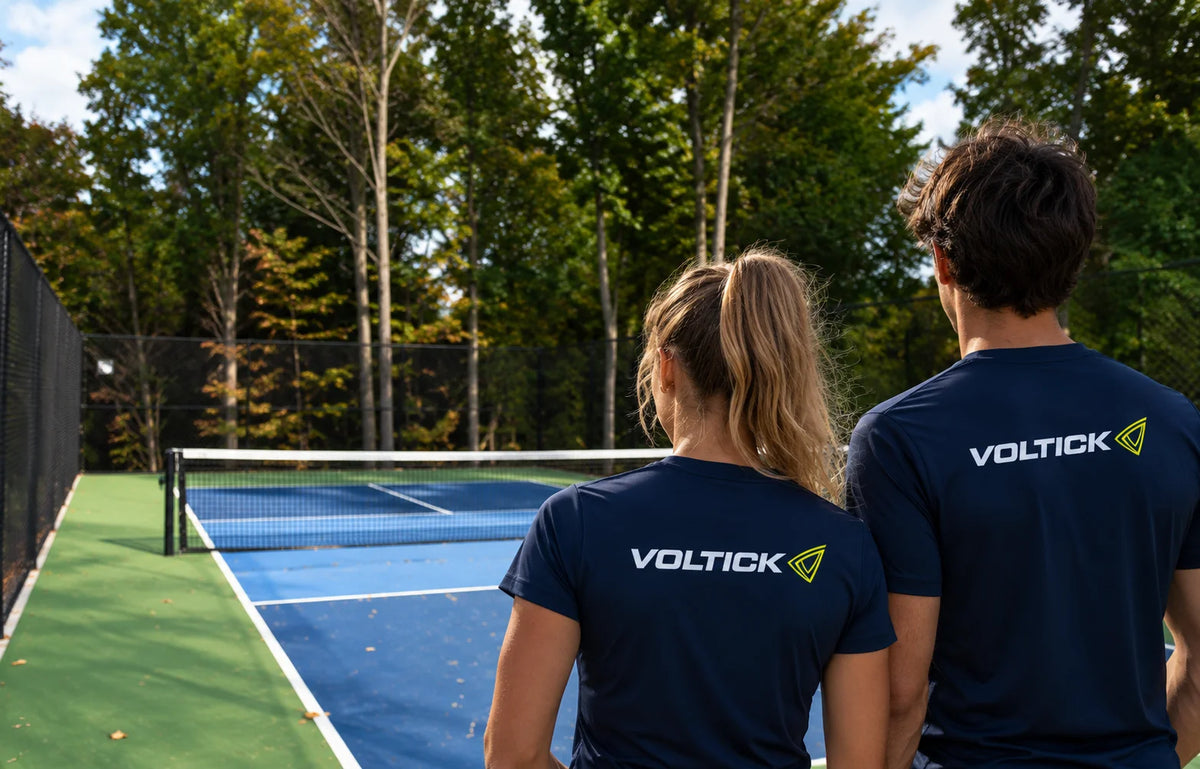 Deux joueurs en tee-shirt Voltick face à un terrain de pickleball