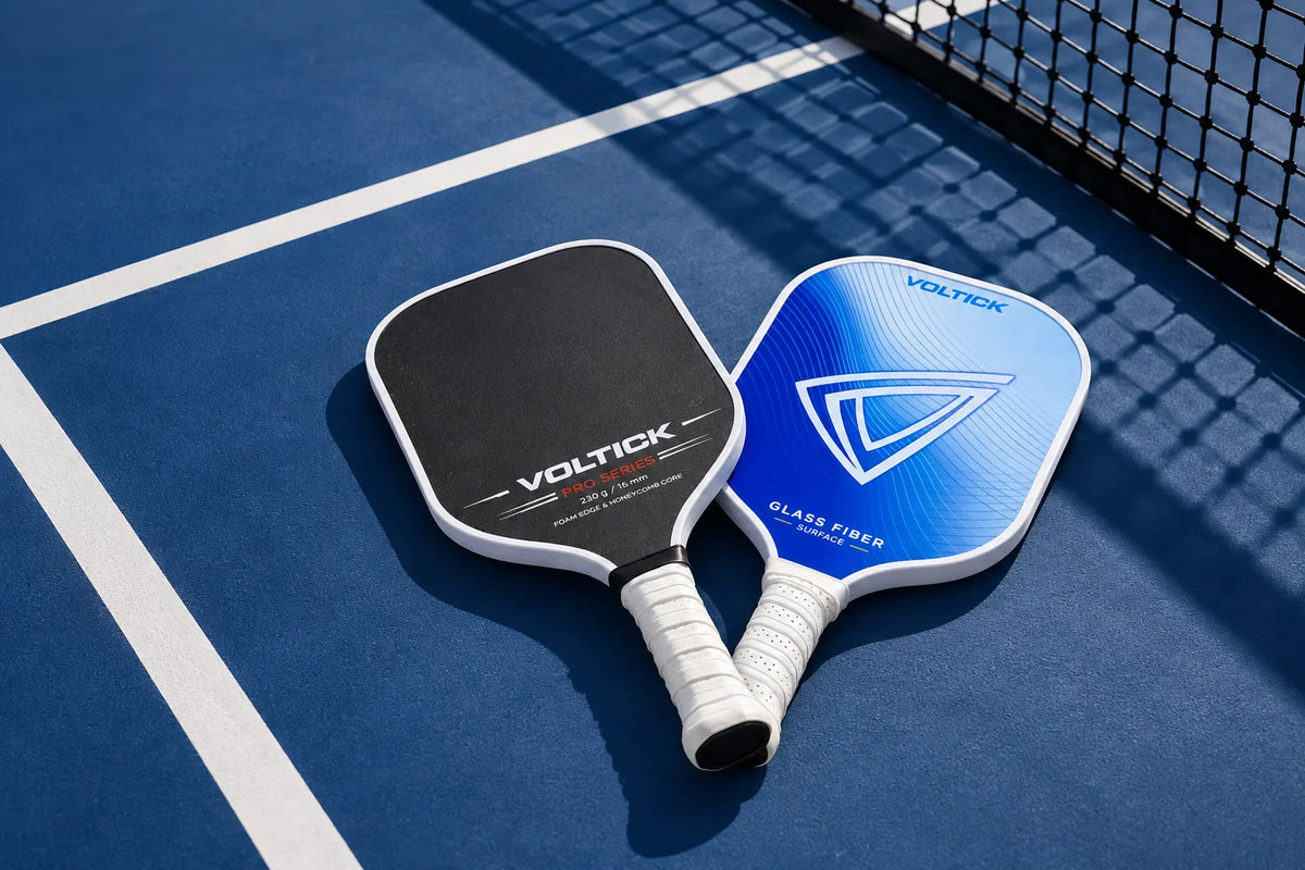 Raquettes de pickleball Voltick posées sur un terrain bleu